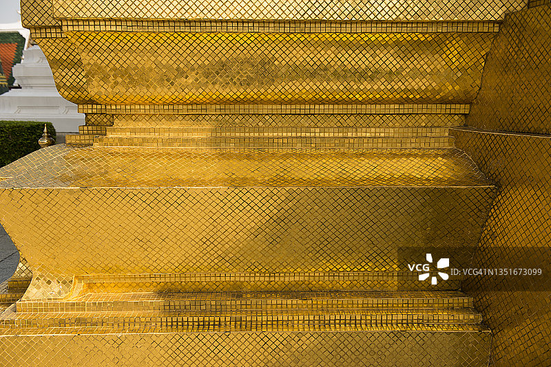 泰国曼谷玉佛寺宝塔底座的金色马赛克图片素材