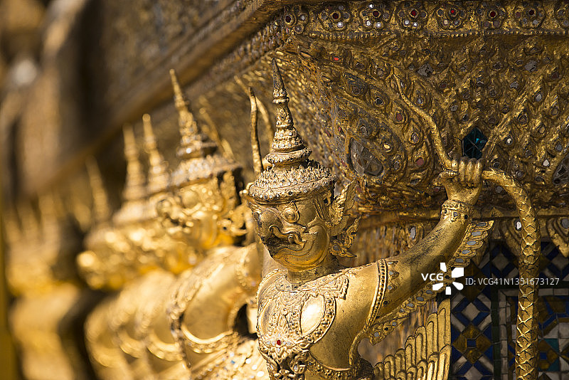 泰国曼谷玉佛寺主殿底座的金色迦楼罗雕像装饰图片素材