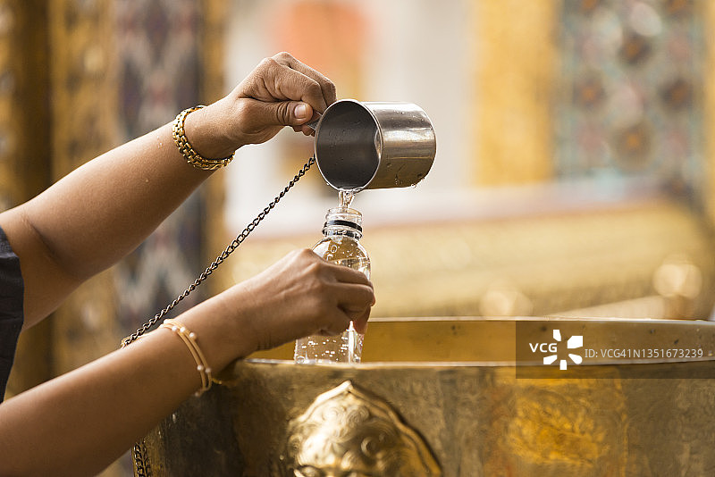 泰国曼谷玉佛寺的圣水被装入瓶中图片素材
