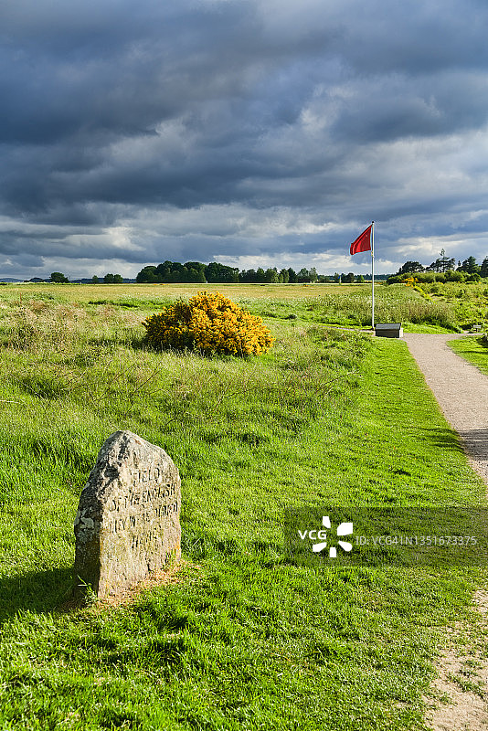 眺望卡洛登战役遗址，天空阴沉，一面红旗在飘扬图片素材