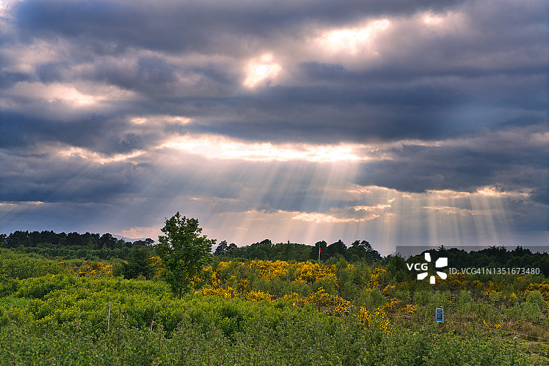 上帝之光照耀着因弗内斯市附近的卡洛登战场，苏格兰高地图片素材