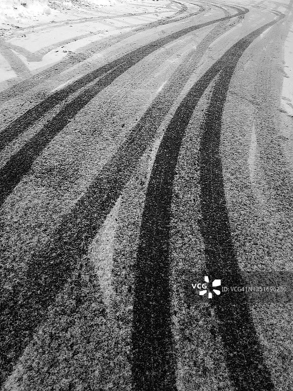 蒙特利尔积雪湿滑街道上的轮胎痕迹图片素材