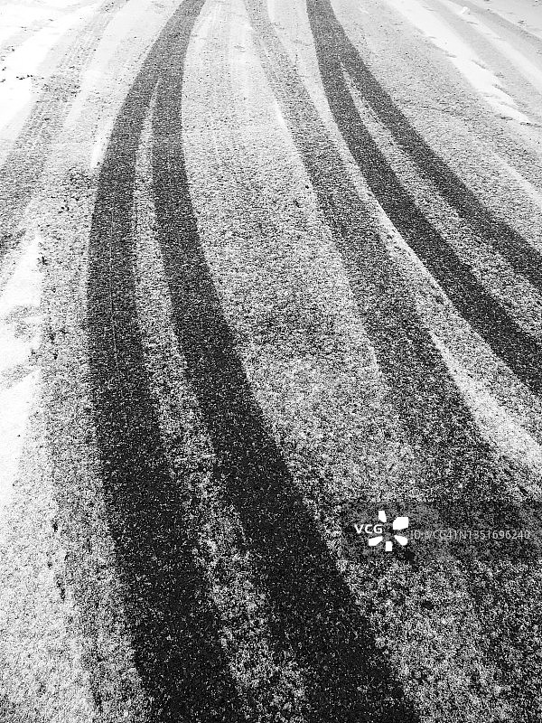 蒙特利尔雪后湿滑的街道，有轮胎痕迹图片素材