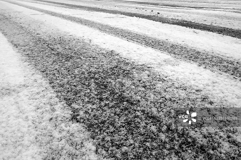 蒙特利尔带有轮胎痕迹的雪景街道图片素材