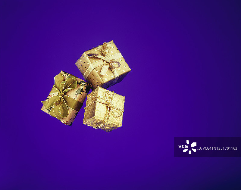 金色包装纸包裹的礼物图片素材