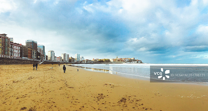 从圣洛伦索海滩看到的希洪城市风光图片素材