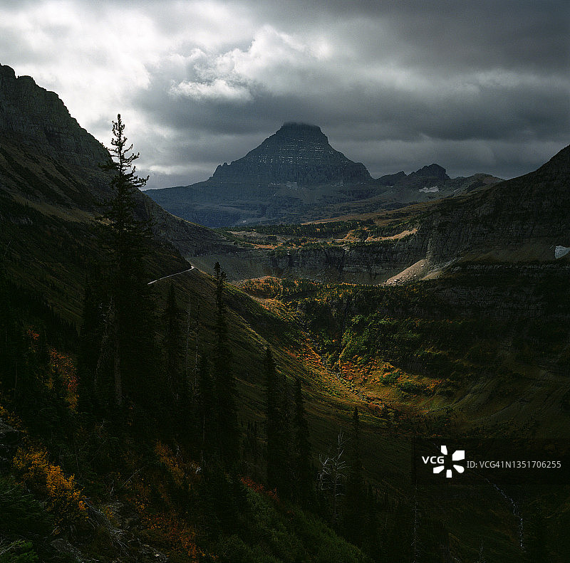 冰川国家公园洛根隘口的戏剧性光线图片素材