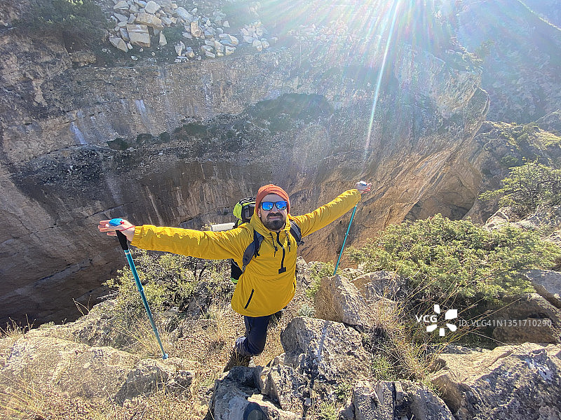 徒步旅行者背包欣赏风景图片素材