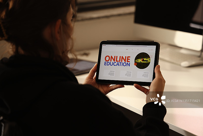 使用平板电脑进行在线教育的女人图片素材