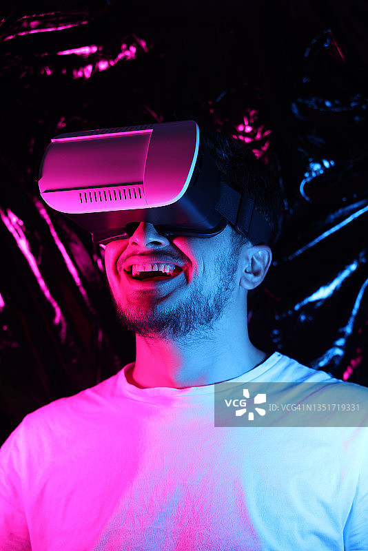 戴着VR眼镜的男人图片素材