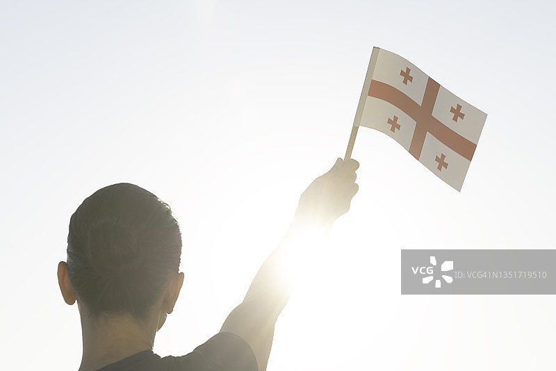 拿着旗帜的女人图片素材