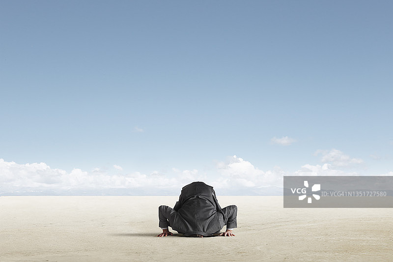 头在洞里的男人图片素材