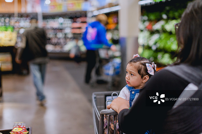 母女一起去购物图片素材