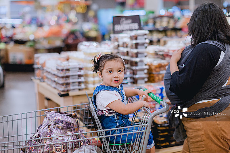 母女一起去购物图片素材