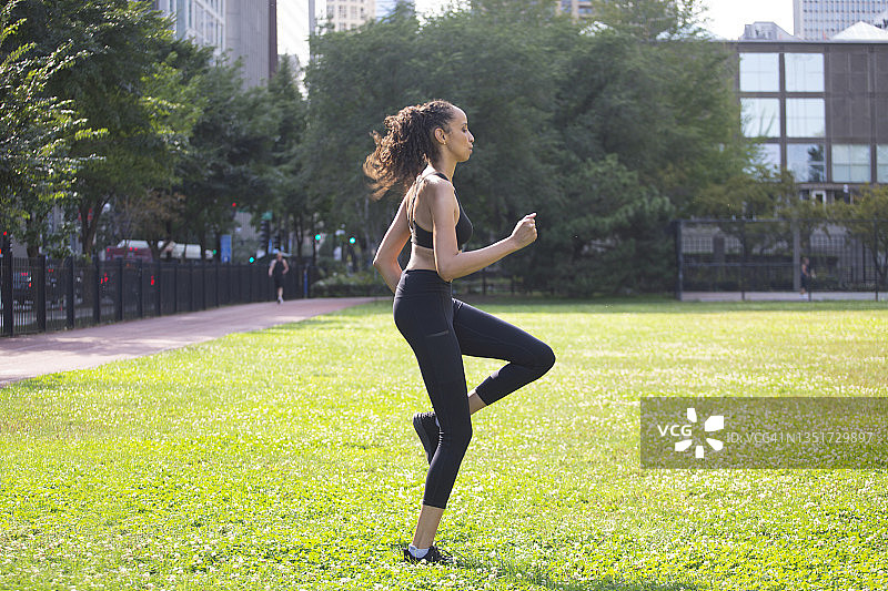 在公园里锻炼的非裔美国年轻女子图片素材