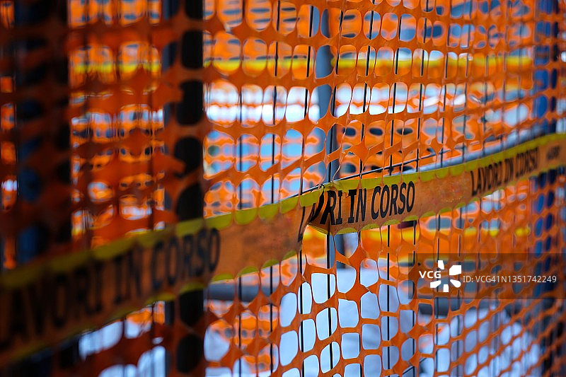 施工现场围栏作业进行中图片素材