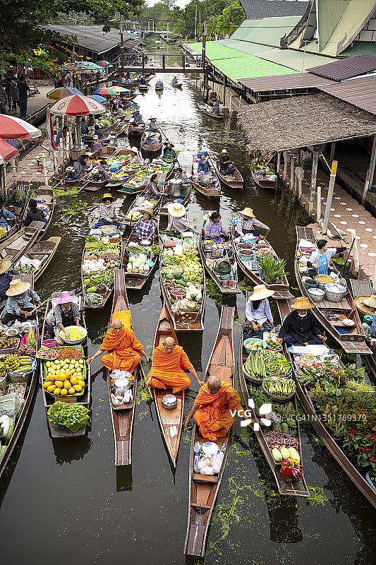 泰国丹嫩沙多水上市场：交易者与游客图片素材
