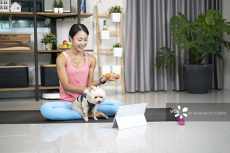 和她的狗一起做瑜伽的女人图片素材