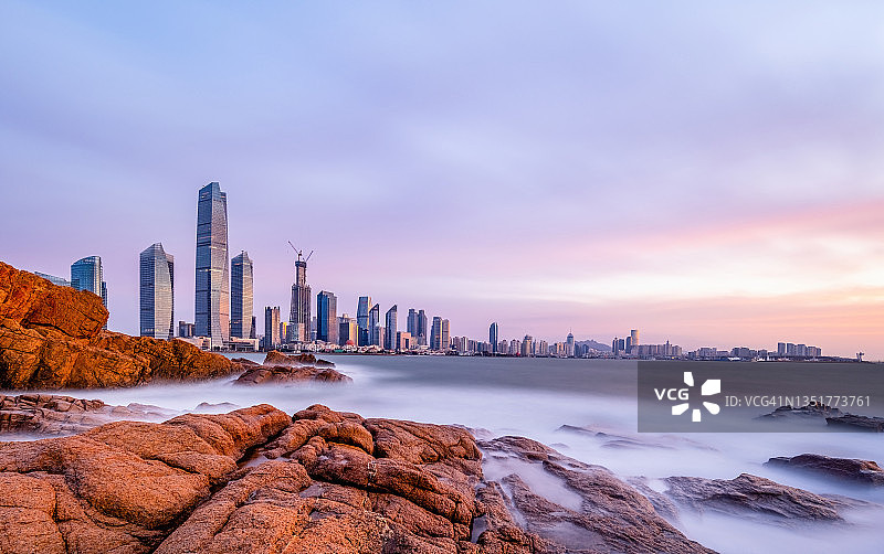 青岛城市天际线与海滨日出图片素材