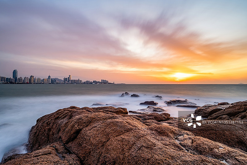 青岛城市天际线与海滨日出图片素材