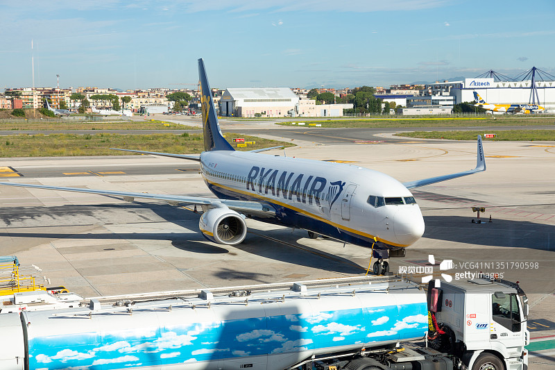 那不勒斯国际机场的瑞安航空公司图片素材
