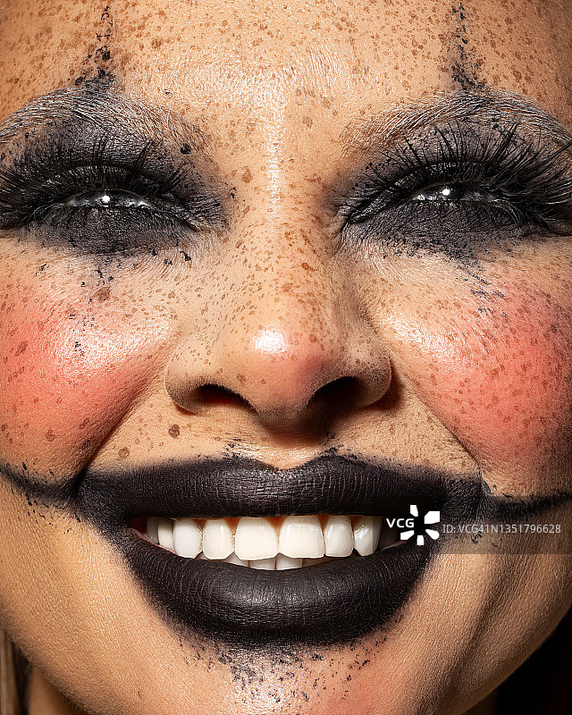 微笑的小丑脸，黑色嘴唇和黑色雀斑图片素材