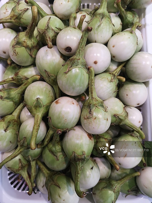 白色塑料篮子里的泰国茄子图片素材