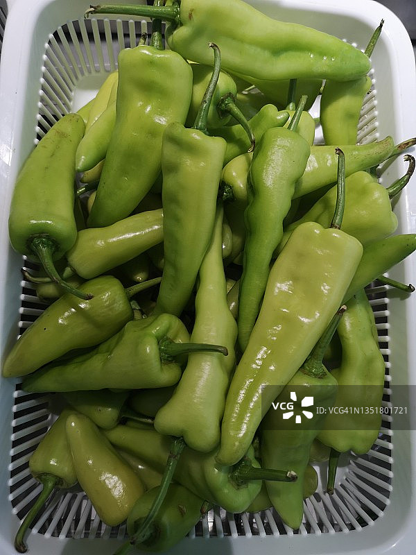 辣椒，《辣椒》绿色蔬菜，白色塑料篮中的植物食品背景图片素材