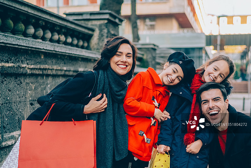 圣诞节购物的一家人图片素材
