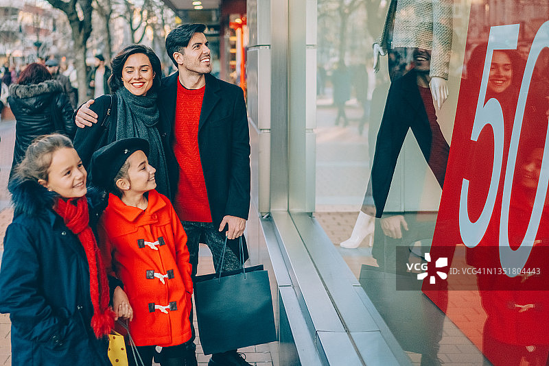 圣诞节购物的一家人图片素材