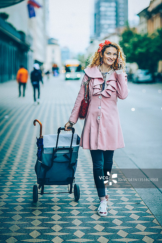 在城市里用智能手机通话的女商人图片素材