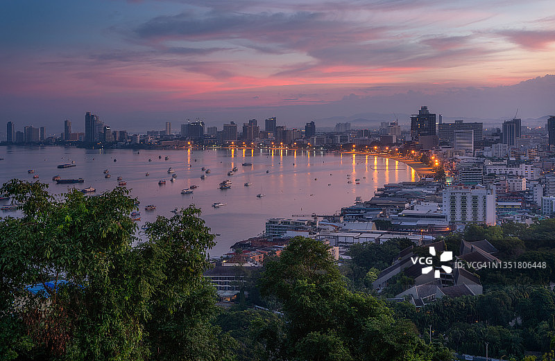 泰国芭堤雅城市和海景日落图片素材