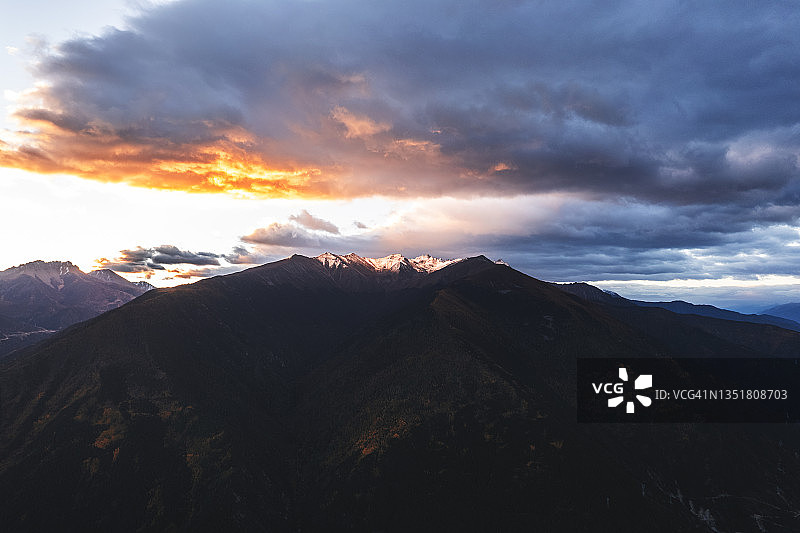 日出时分的雪山航拍景色图片素材