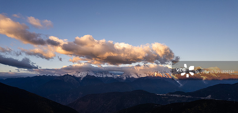 日出时分的雪山航拍景色图片素材