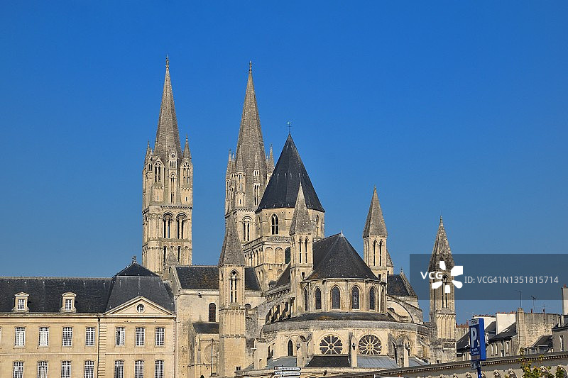 卡昂市政厅（原男士修道院）和圣埃蒂安教堂图片素材