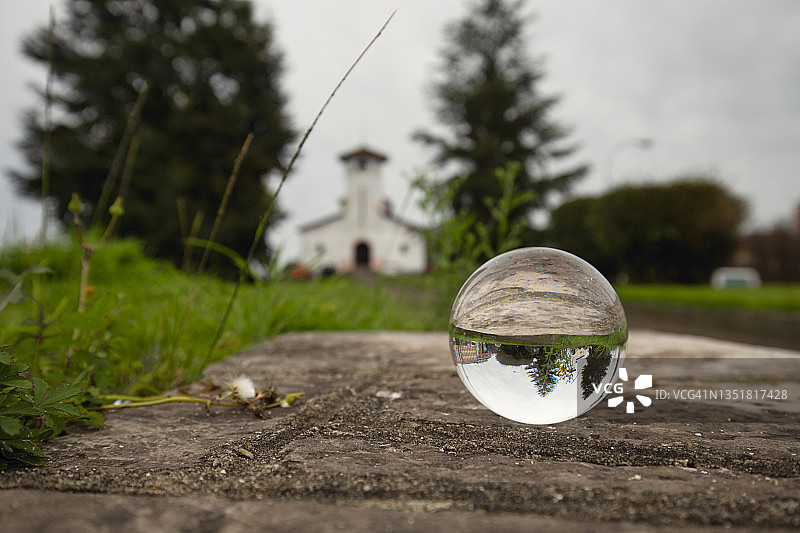 科洛托圣欧拉利娅教堂玻璃球倒影图片素材