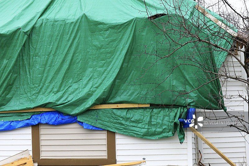暴风雨损坏：房屋被防水布覆盖图片素材