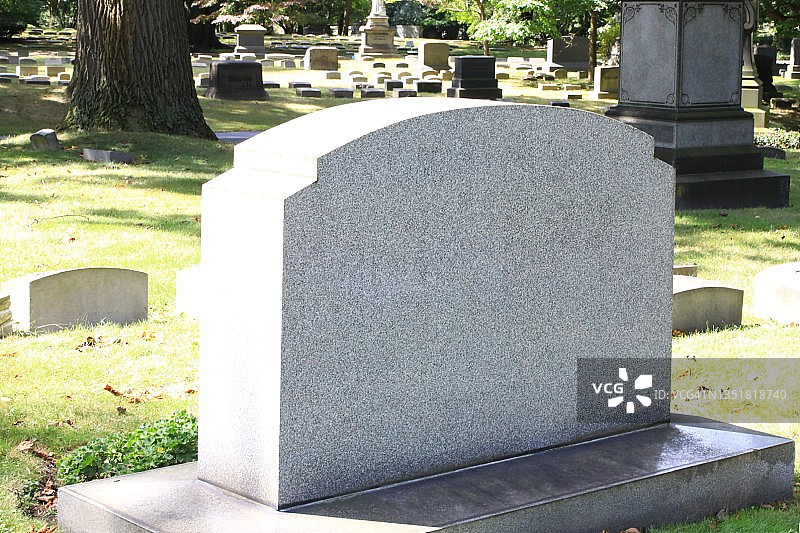 墓地里的普通墓碑图片素材