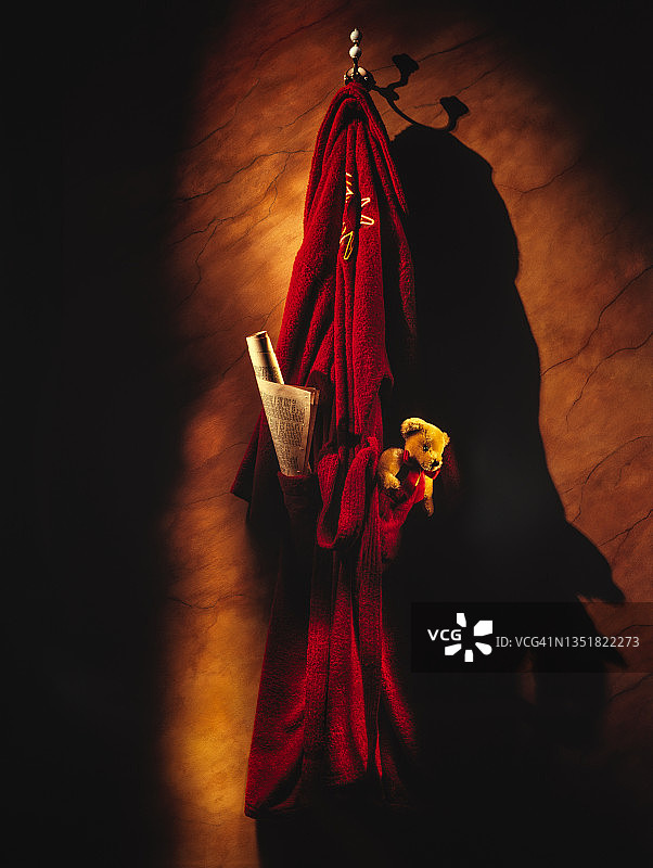 浴袍口袋里的泰迪熊和报纸图片素材