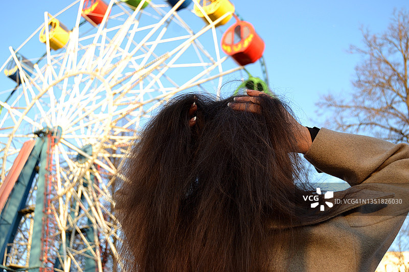年轻女人看摩天轮图片素材