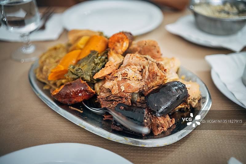 富尔纳斯炖肉：传统的葡萄牙地下温泉蒸煮炖肉图片素材