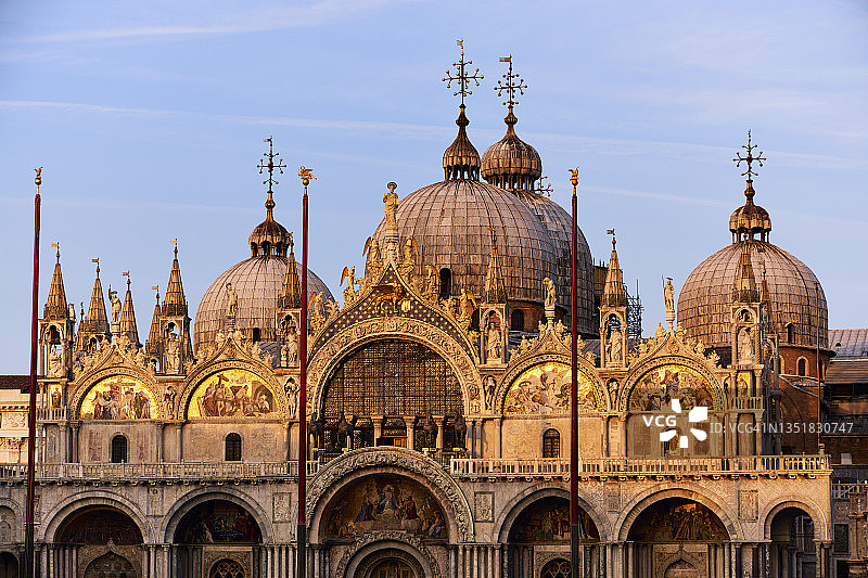 日落时分的圣马可大教堂圆顶和外墙图片素材