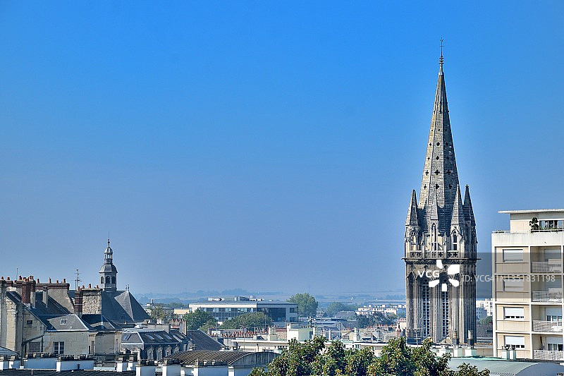 卡昂，左边是Notre-Dame-de-la-Gloriette教堂的钟楼，右边是Saint Sauveur教堂的钟楼图片素材
