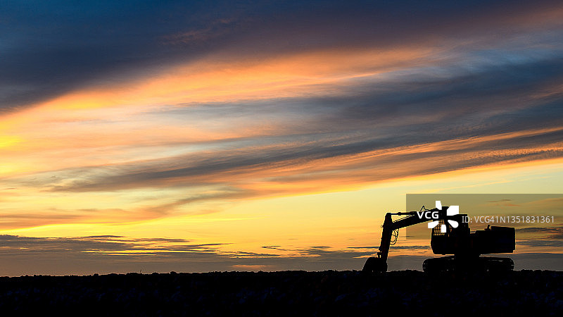 夕阳下的挖掘机剪影图片素材