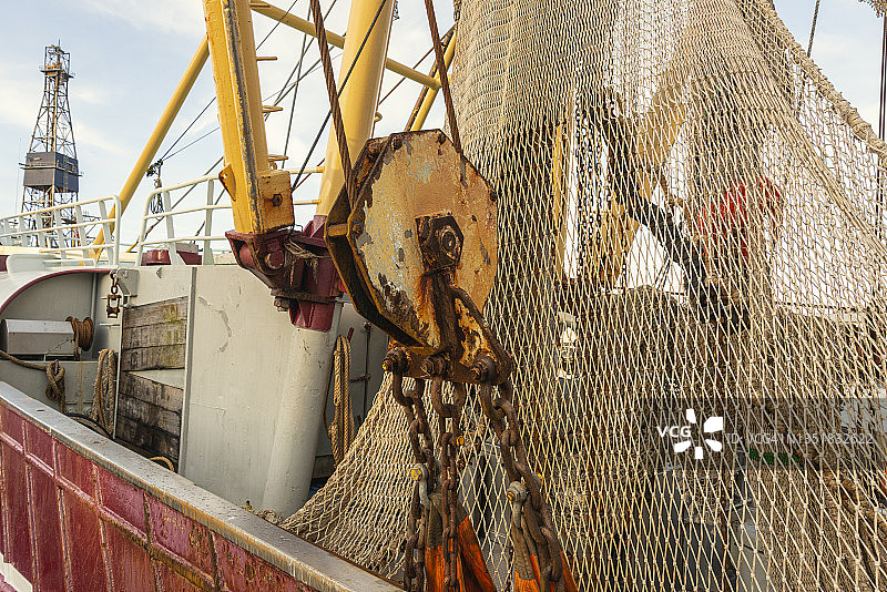 带有电缆和钢链的滑轮，后面有一个渔网图片素材