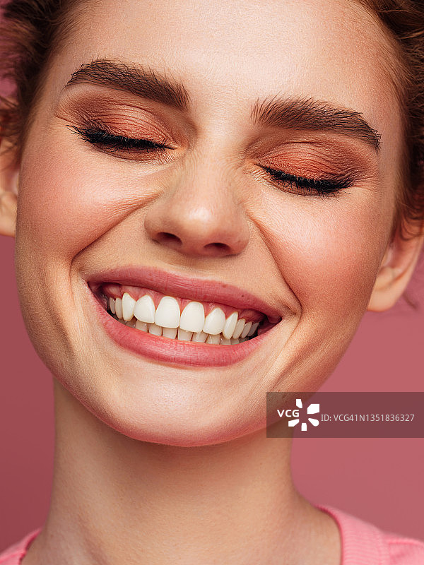 一个年轻漂亮女孩的特写画像图片素材