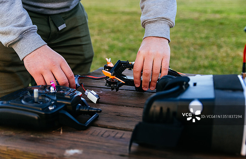 测试无人机的模糊男子特写图片素材