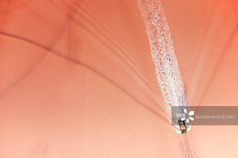 用特殊火车在粉红色湖泊上提取盐图片素材