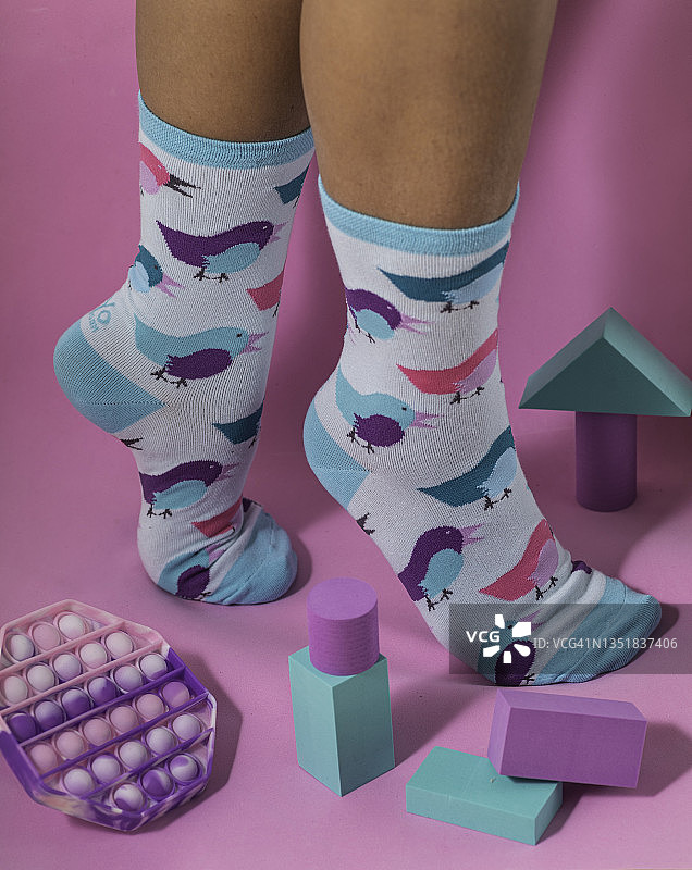 穿着彩色时尚铅笔图案袜子的女人图片素材