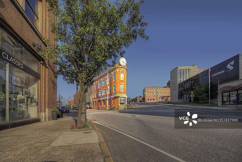 树下的楔形堤岸图片素材